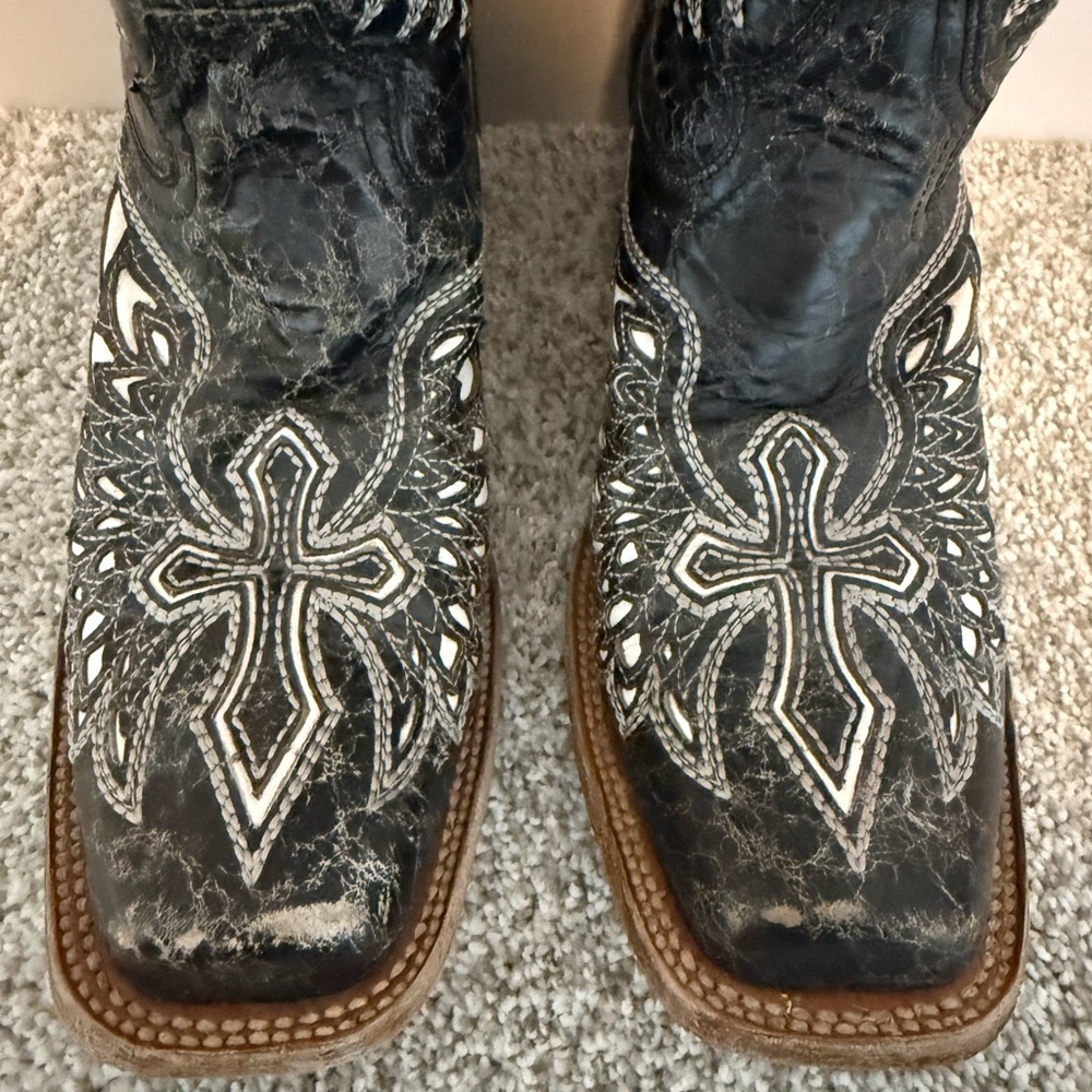 Corral Black and White Embroidered Western Heeled Boots - Picture 2 of 9